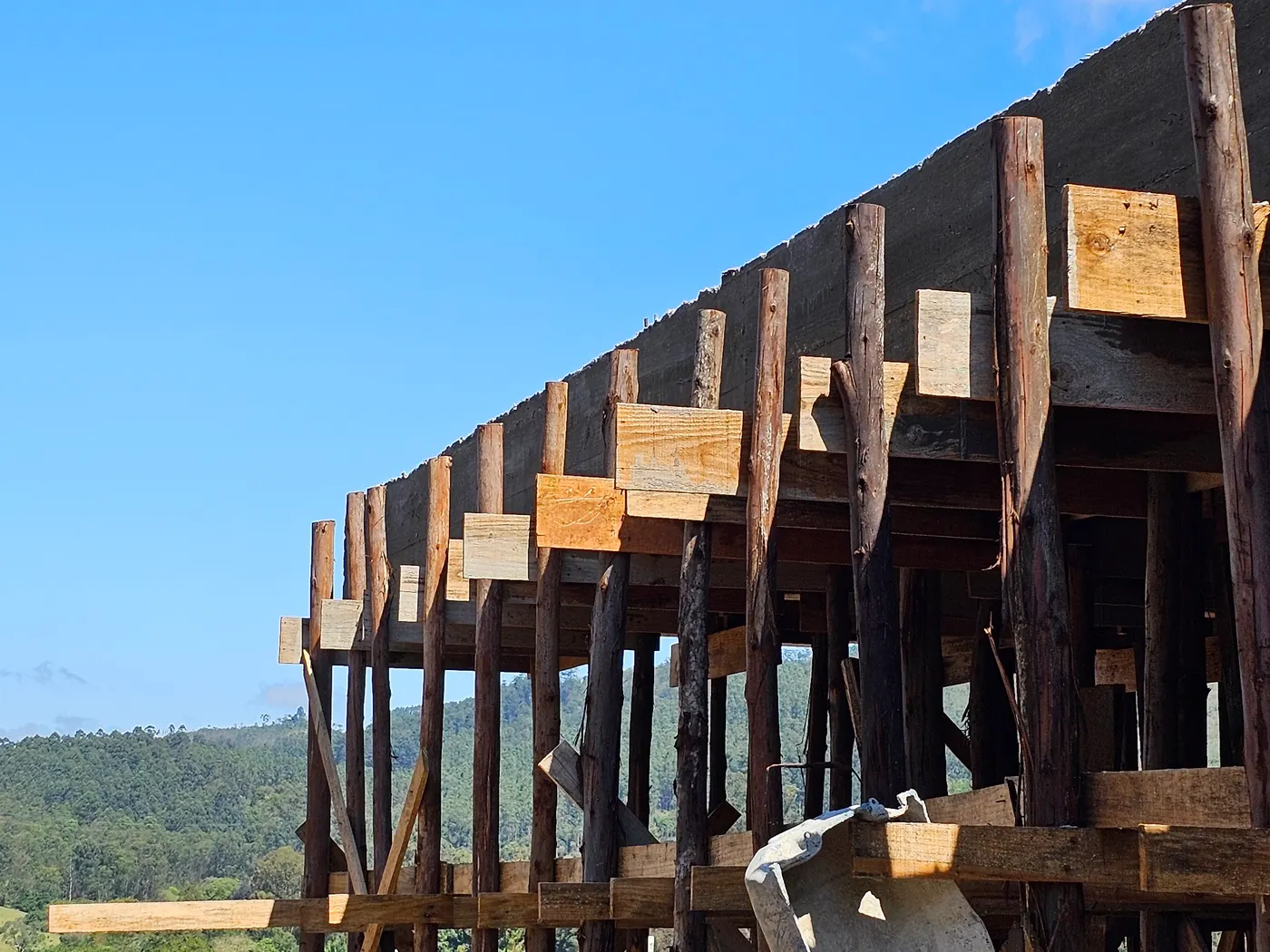 Escoramento de madeira sustentando a laje recém-concretada em obra da Avant Garde