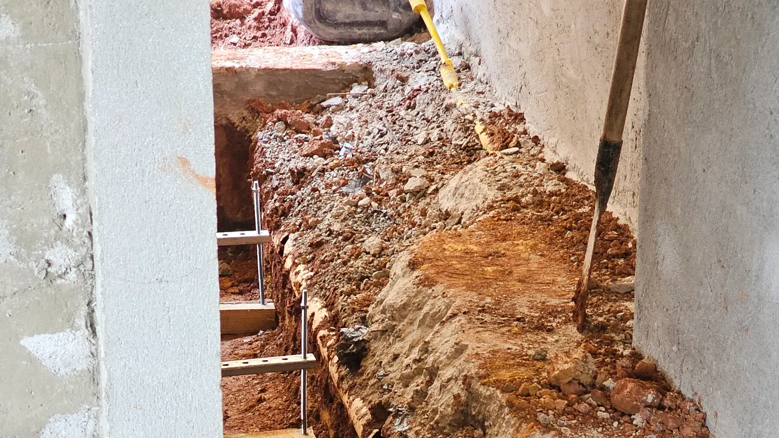Tubulação presa com suporte metálico e barra roscada